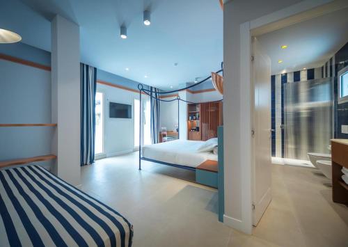 1 king bed, 1 double bed, 1 twin bed