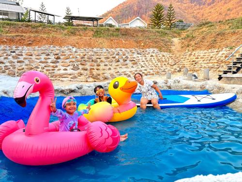 Swimming pool, วิวเขาฟินเวอร์ in Dan Chang