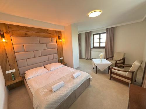 1 king bed, 2 sofa beds
