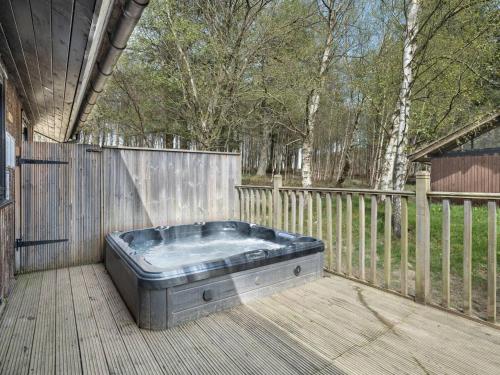Cabin W Hot Tub, Sauna, King Beds, National Park in 奧特本