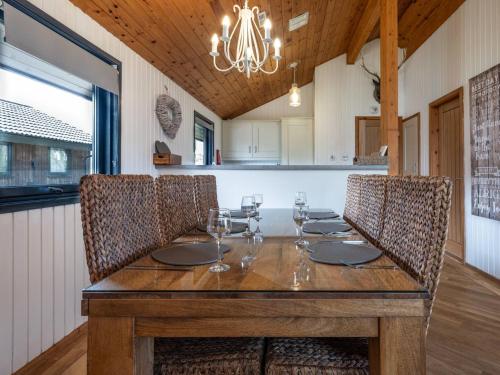 Cabin W Hot Tub, Sauna, King Beds, National Park in 奧特本