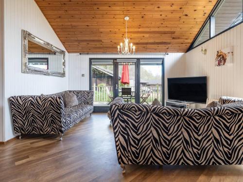 Cabin W Hot Tub, Sauna, King Beds, National Park in 奧特本
