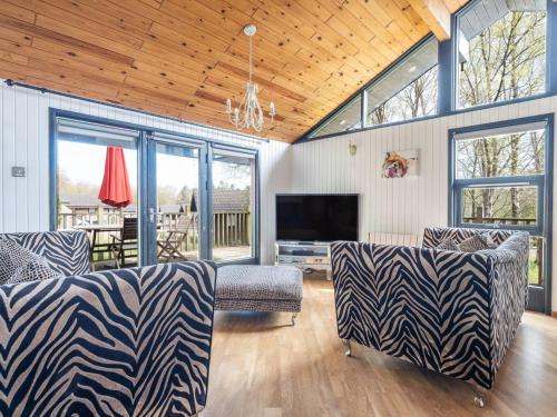 Cabin W Hot Tub, Sauna, King Beds, National Park in 奧特本