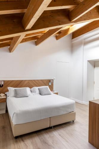 2 bedrooms, 3 beds