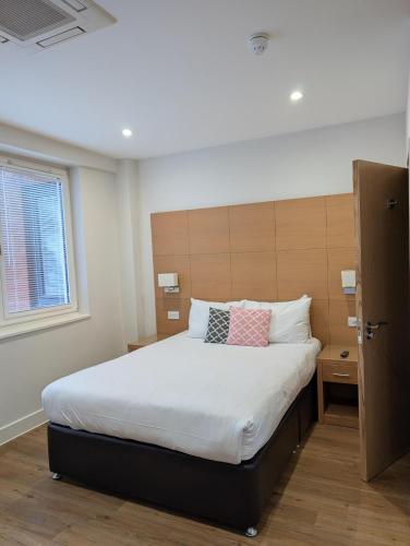 Kings Road Aparthotel - image 2