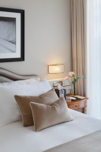 1 queen bed, 1 sofa bed