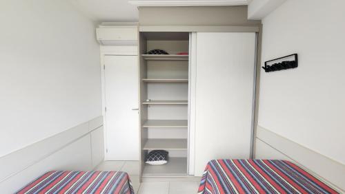 Condomínio Costa Azure - Apto com 2 Dormitórios, 2 Banheiros e Ar Condicionado ao Lado da Praia de Riviera de São Lourenço e Itaguaré Condomínio Costa Azure - Apto com 2 Dormitórios, 2 Banheiros e Ar Condicionado ao Lado da Praia de Riviera de São Lourenço e Itaguaré