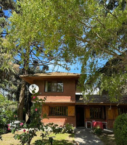 Casa serrana frente al valle