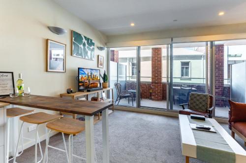 Urban Escape Steps to Restaurants, Bars & Trams by Custom Bnb Hosting