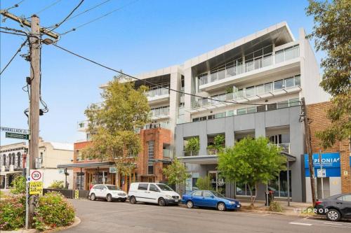 Urban Escape Steps to Restaurants, Bars & Trams by Custom Bnb Hosting