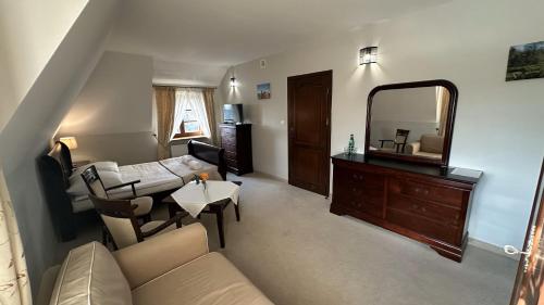 1 queen bed, 1 sofa bed