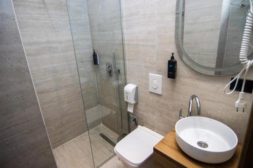 Deluxe Double Room with Balcony image 10