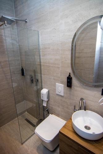 Deluxe Double Room with Balcony image 9