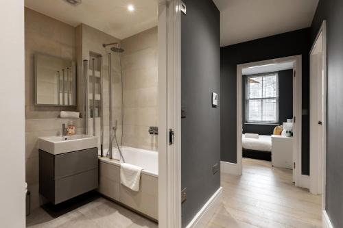 Superb 2 Bedroom Apartment near Edgware Road Station - image 6