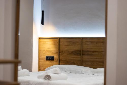 Deluxe Double Room with Balcony image 6