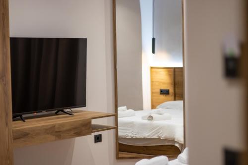Deluxe Double Room with Balcony image 5