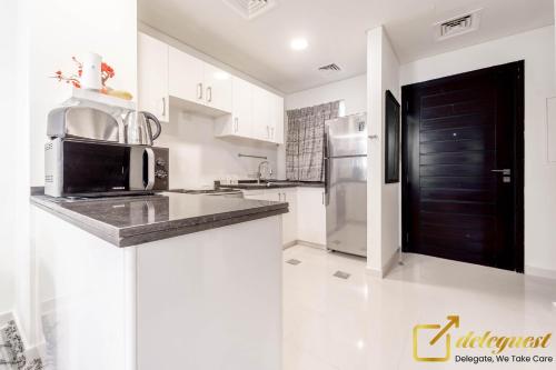 Kitchen, Tranquil 3br Townhouse in Damac Hills2 by deleguest in Damac Hills 2