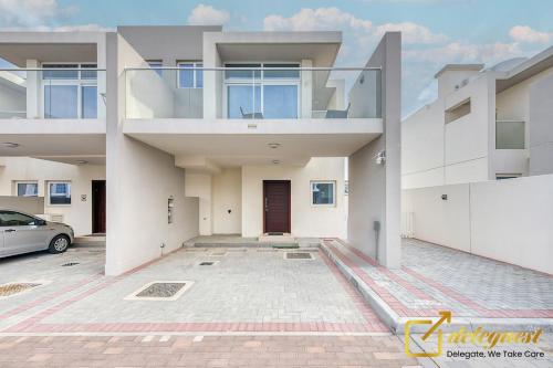 Exterior view, Tranquil 3br Townhouse in Damac Hills2 by deleguest in Damac Hills 2