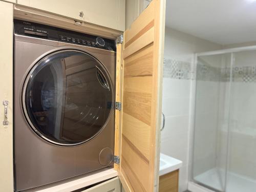 ฝักบัว, Duplex 57m2 tout équipé pour long séjour proche Paris et Versailles (Duplex 57m2 tout equipe pour long sejour proche Paris et Versailles) in มูดง