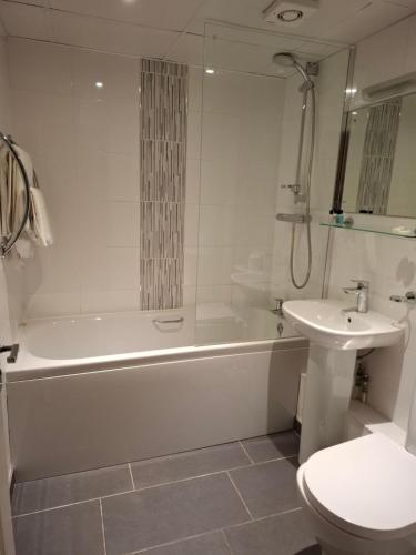 Borough Arms Hotel - image 7