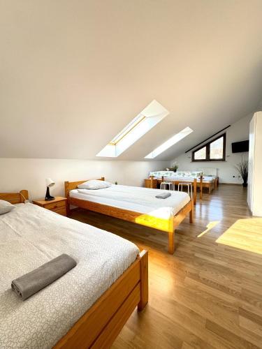4 twin beds