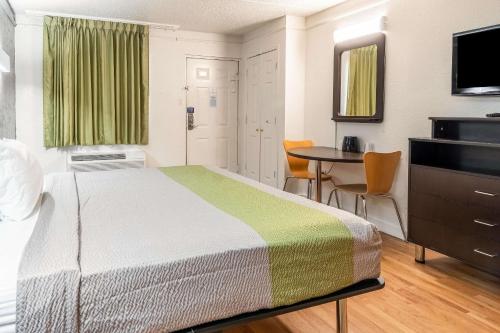 Studio 6 Fort Worth, TX - West Medical Center Room Type - King Room - Disability Access - Non-Smoking