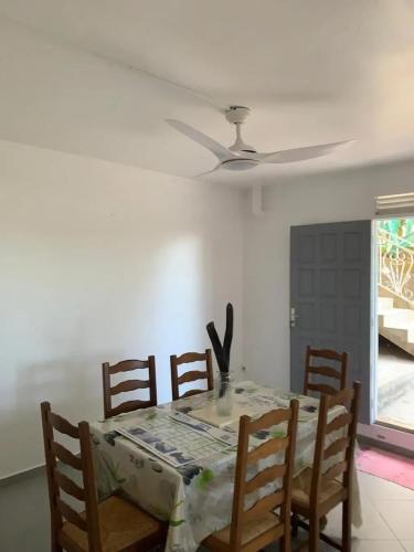 Удобства, Maison familiale à Deshaies, 80 m² avec jardin (Maison familiale a Deshaies, 80 m² avec jardin) in Desbonnes