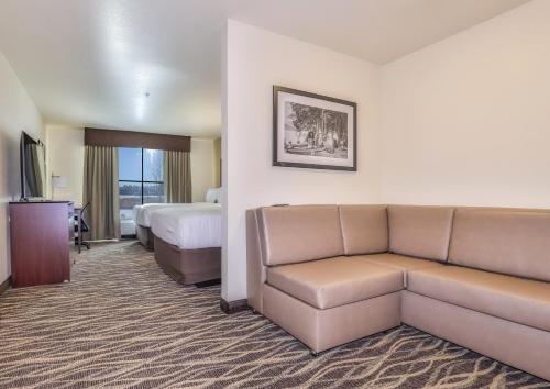 2 queen beds, 1 sofa bed