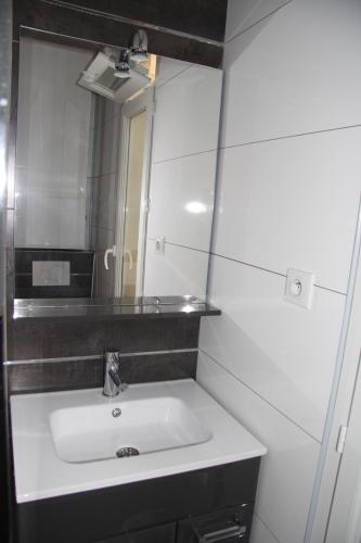 Bastille Hostel - image 5