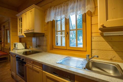 köök, Feriendorf Koralpe Chalet Gamssprung in Wolfsberg