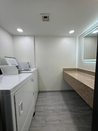 Ramada by Wyndham Tuscaloosa - image 7