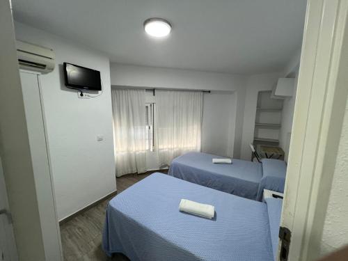 Standard Twin Room with Shared Bathroom image 8