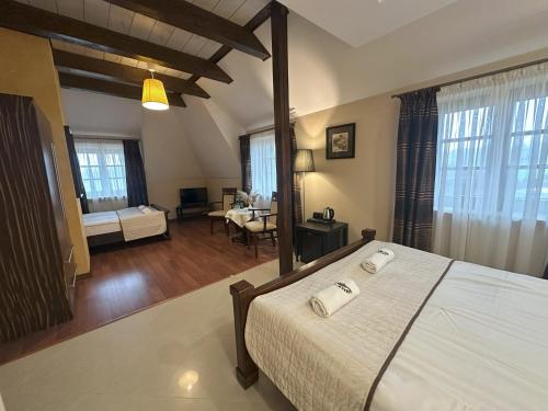 2 twin beds, 1 sofa bed
