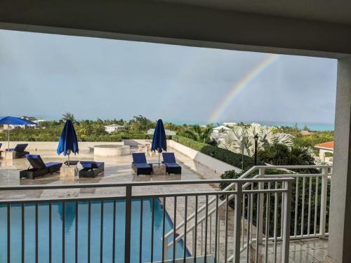 Private Poolside, Loft-Like Condo with Panoramic Grace Bay Views, Walk to Beach, Restaurants, & Turt in 프로비덴시알스
