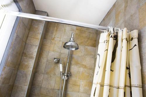 Bastille Hostel - image 12