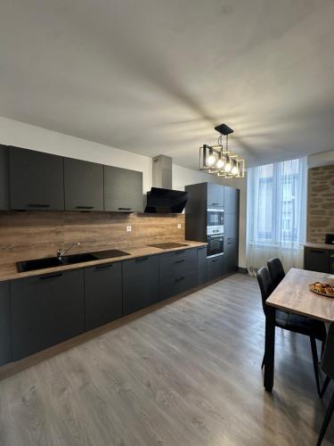 廚房, Tain centre -T3- wine themed apartment in 坦萊爾米塔日