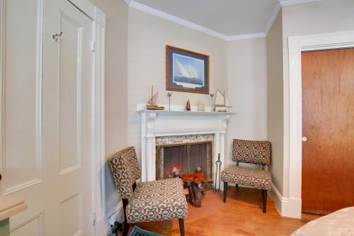 Quaint Beverly Townhome Walk to Beach and Downtown! - image 11