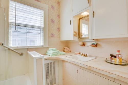 Quaint Beverly Townhome Walk to Beach and Downtown! - image 13