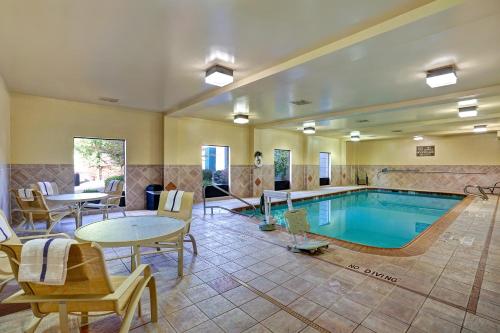 Hampton Inn Cortland - image 12