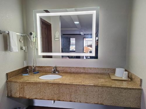 American Inn & Suites By Capital O Victoria US-59 - 화장실