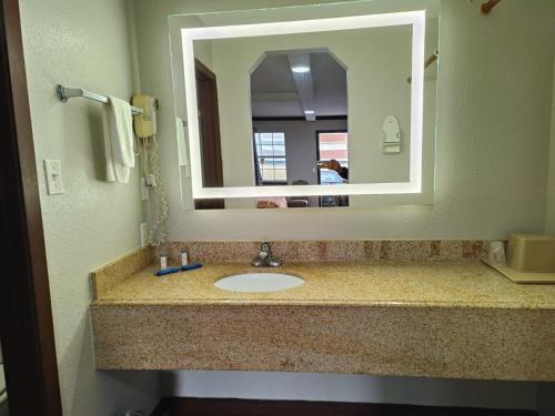 American Inn & Suites By Capital O Victoria US-59 - 화장실