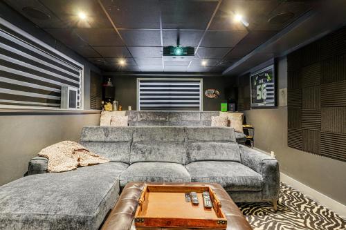 Theater Room and Fire Pit Anchorage Family Retreat in 기타