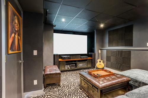Theater Room and Fire Pit Anchorage Family Retreat in 기타
