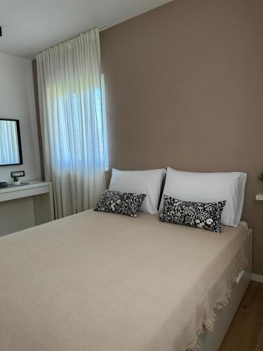 1 queen bed, 1 sofa bed