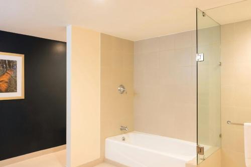 Courtyard by Marriott Toluca Tollocan - 화장실