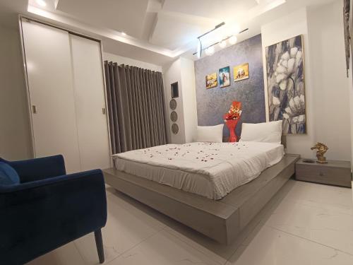 Luxury 1BHK with Balcony & Stunning City Views - image 8