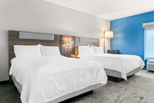 Standard Queen Room with Two Queen Beds and Mobility Accessible Tub