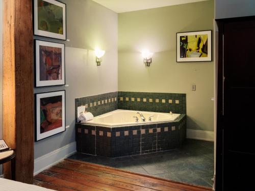 Fürdőszoba, Lancaster Arts Hotel in Lancaster városközpont