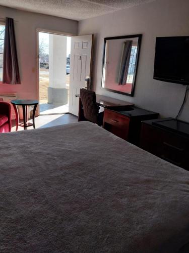 King Bed Hotel Room 215 in Richland (MS)