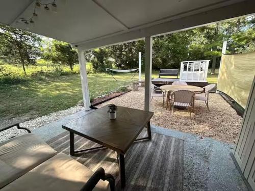 Lakeside Serenity Your Perfect Getaway Gallatin - main image